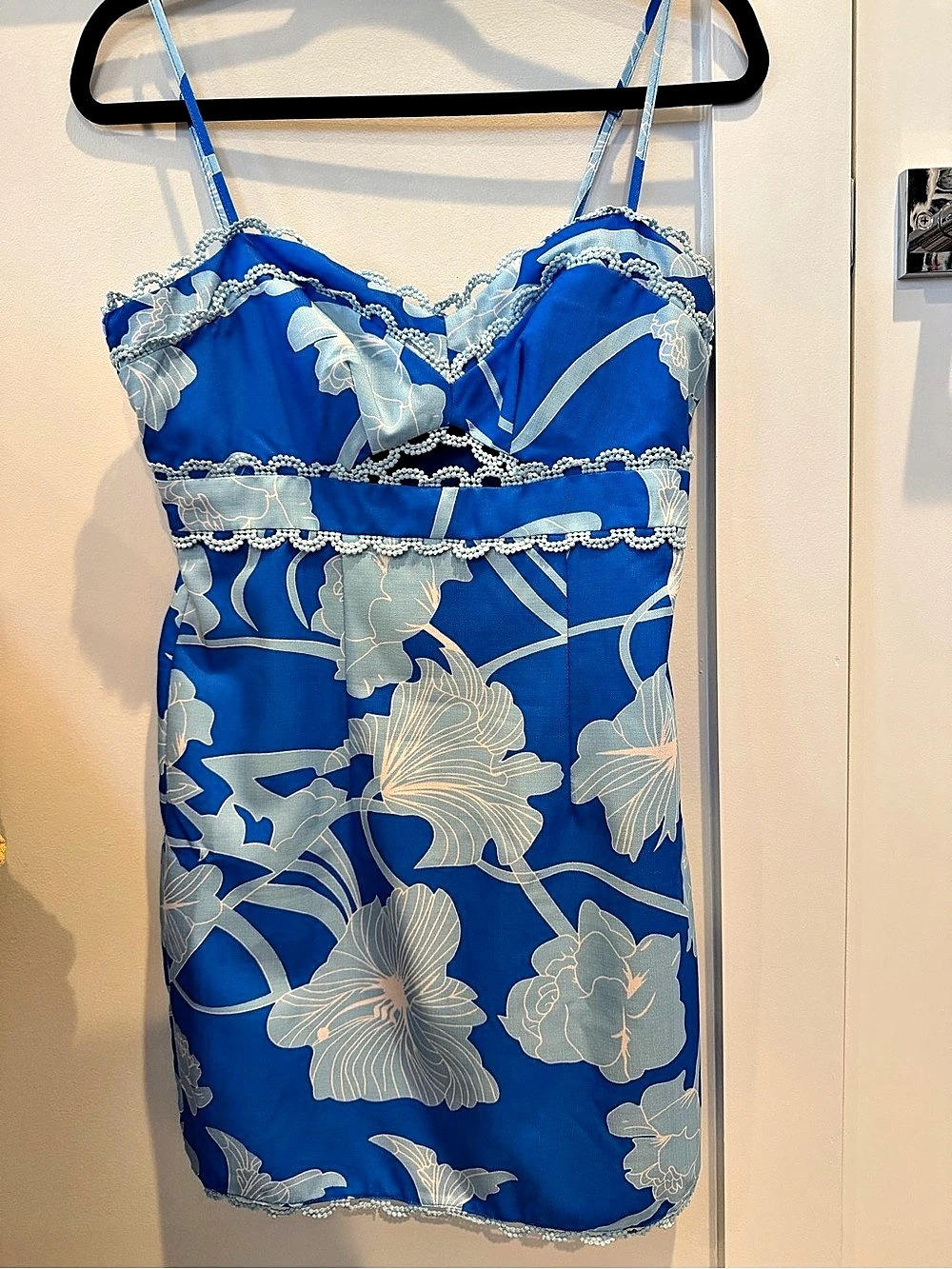 vestique Floral Camisole in Blue & White Size Medium Like New